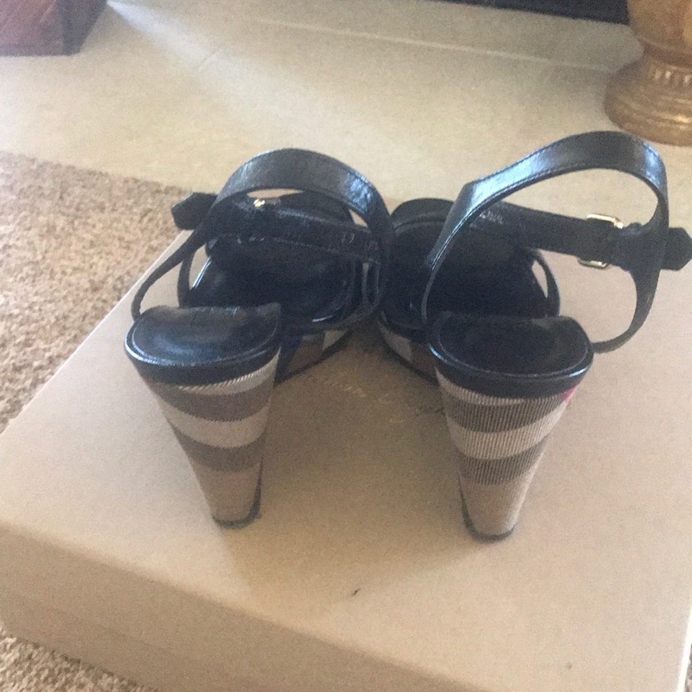 Burberry Rastriction size 39 (US Women’s 9) - Picture 3 of 3